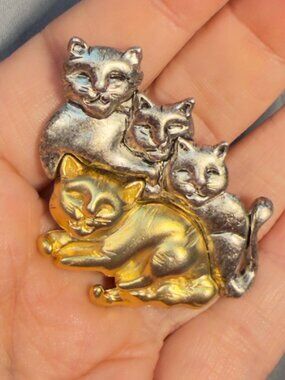 Vintage Two Tone Cat Brooch Pendant Stacked Cats Silver Gold Tone 3D